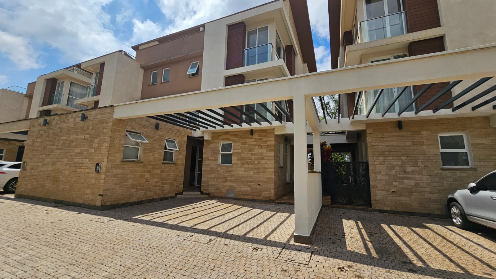 5 BEDROOM TOWNHOUSE FOR RENT IN LAVINGTON