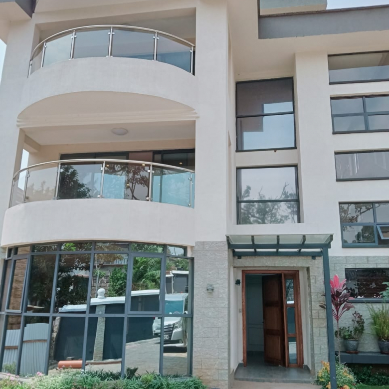 5 BEDROOM PLUS DSQ VILLA IN LAVINGTON