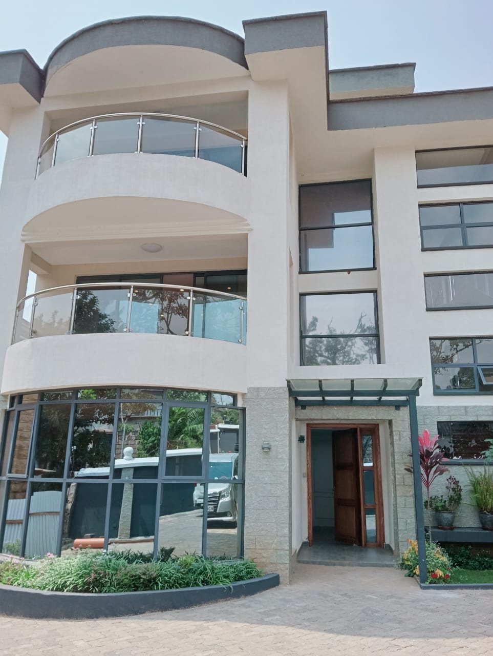 5 BEDROOM PLUS DSQ VILLA IN LAVINGTON