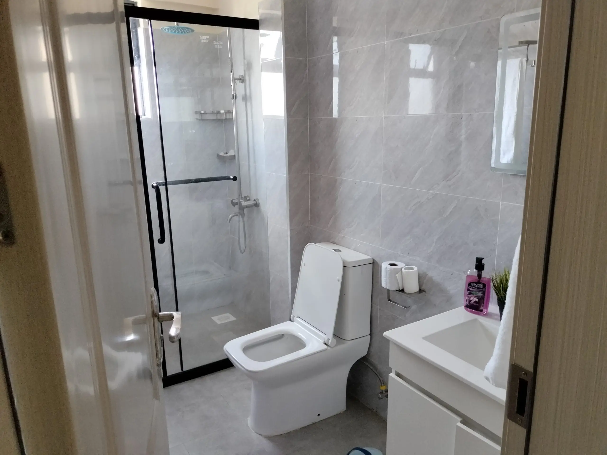 Clean modern bathroom at Diamond Ivy Apartments