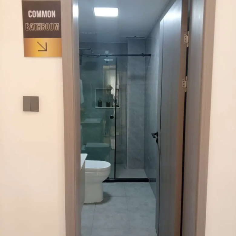 Modern common bathroom at Diamond Ivy Apartments