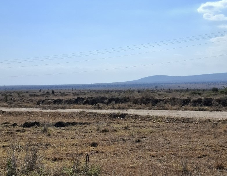 Accessible 7.8 acres land for sale in Konza City with murram road access and close proximity to Nairobi–Mombasa Highway.