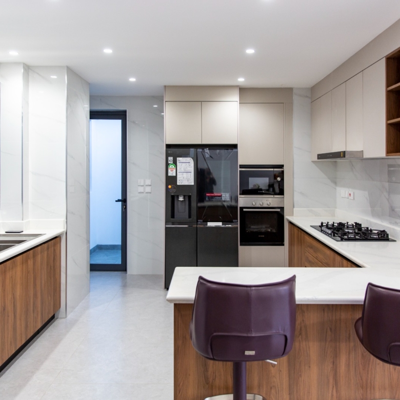 Open-plan dining area and modern kitchen at Sunset Park Apartments