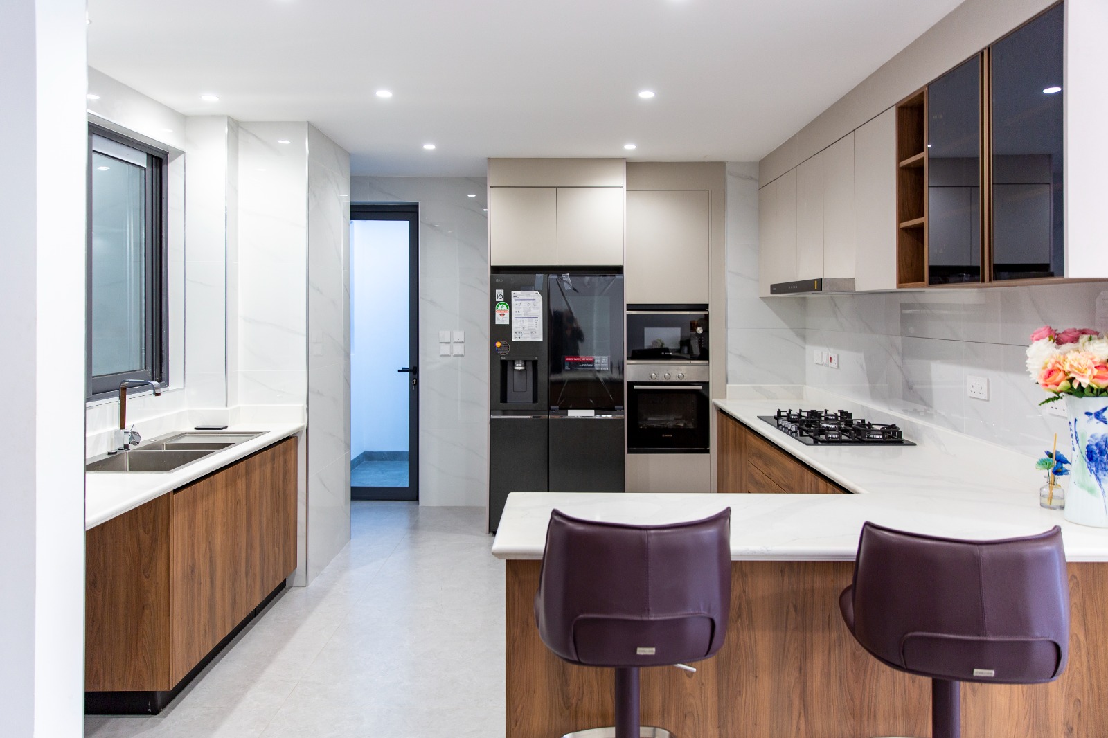 Open-plan dining area and modern kitchen at Sunset Park Apartments