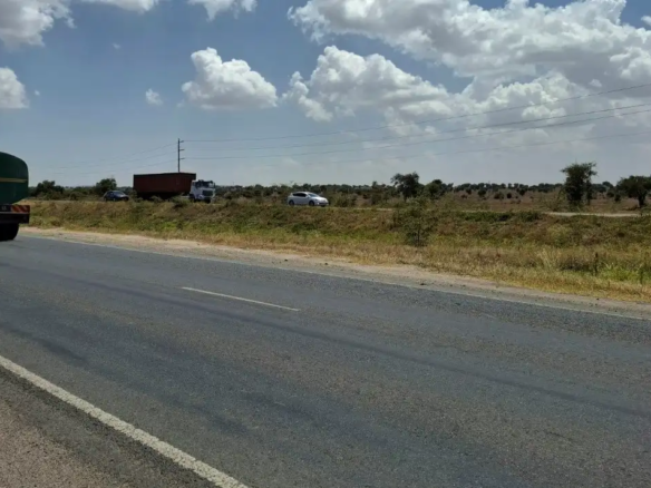 30 acres land for sale in Athi River touching Mombasa Road near Simba Cement