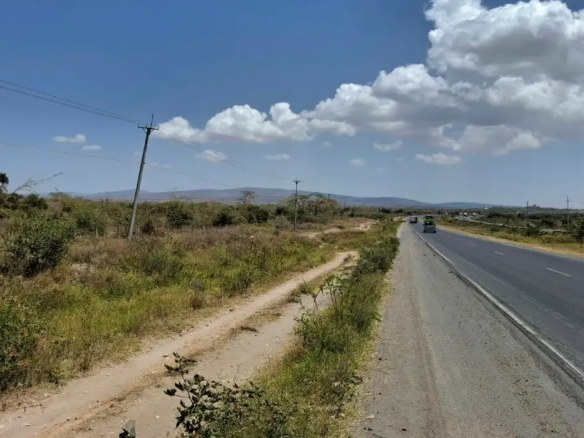 5 acres land for sale in Maanzoni touching Mombasa Road near Konza City