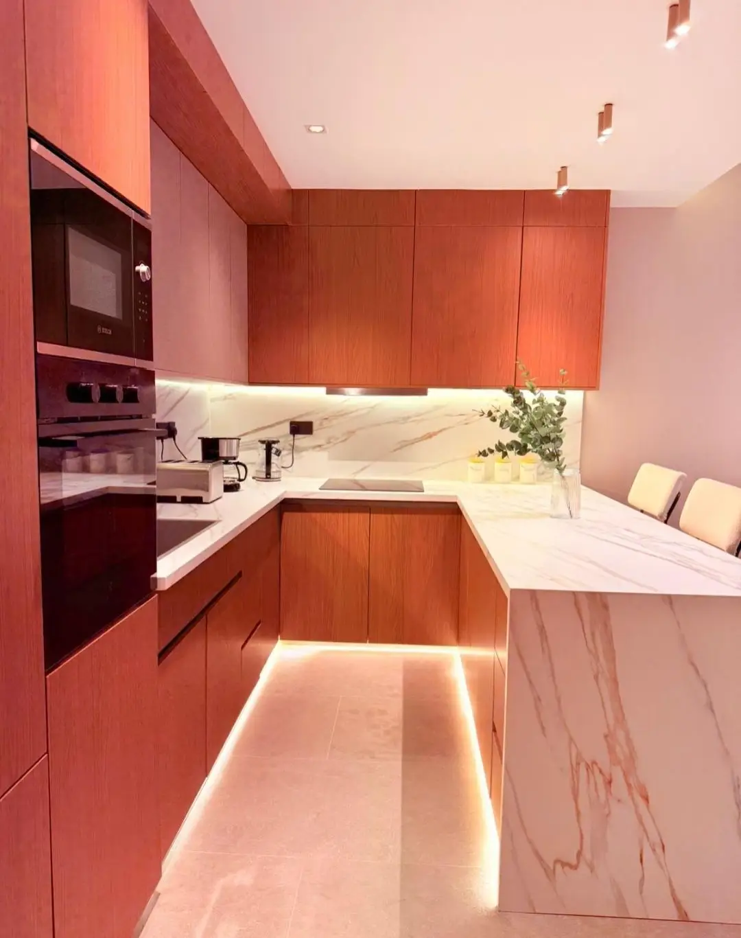 Silva Gigiri Contemporary Fitted Kitchen Contemporary fitted kitchen with marble breakfast counter at Silva Gigiri