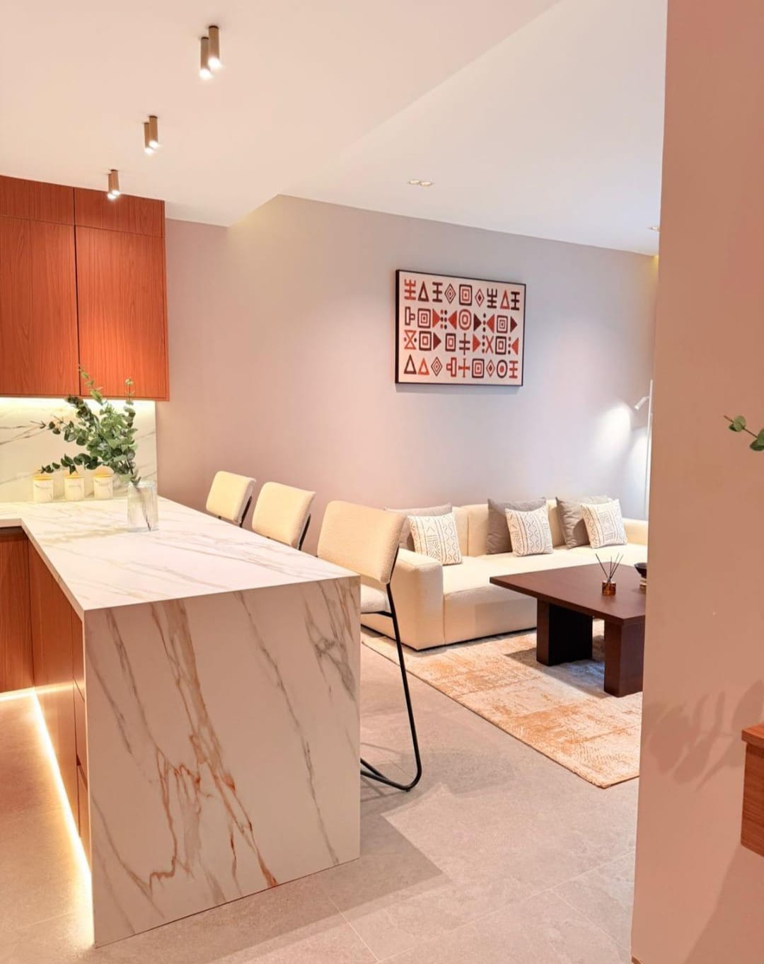 Marble kitchen island and open-plan living room at Silva Gigiri