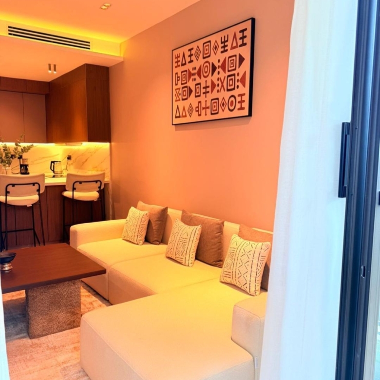 Open-plan living room and fitted kitchen at Silva Gigiri in Gigiri