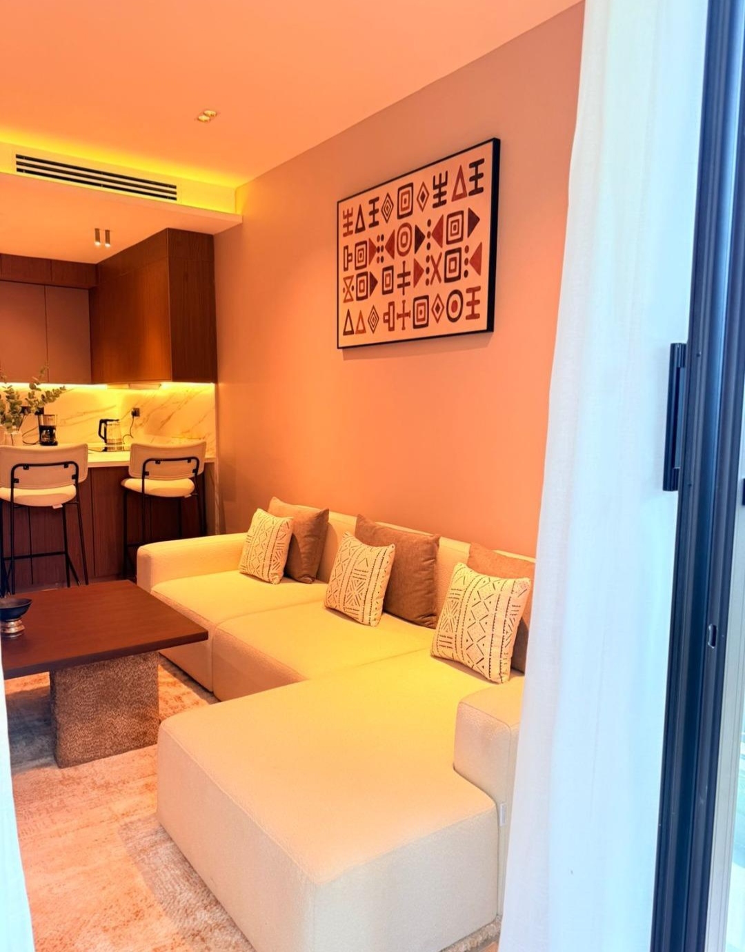 Open-plan living room and fitted kitchen at Silva Gigiri in Gigiri