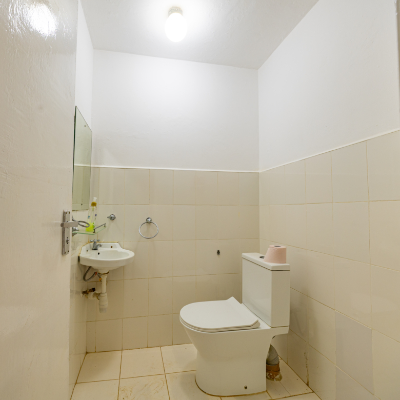 Oloitoktok Court Townhouse Guest Bathroom