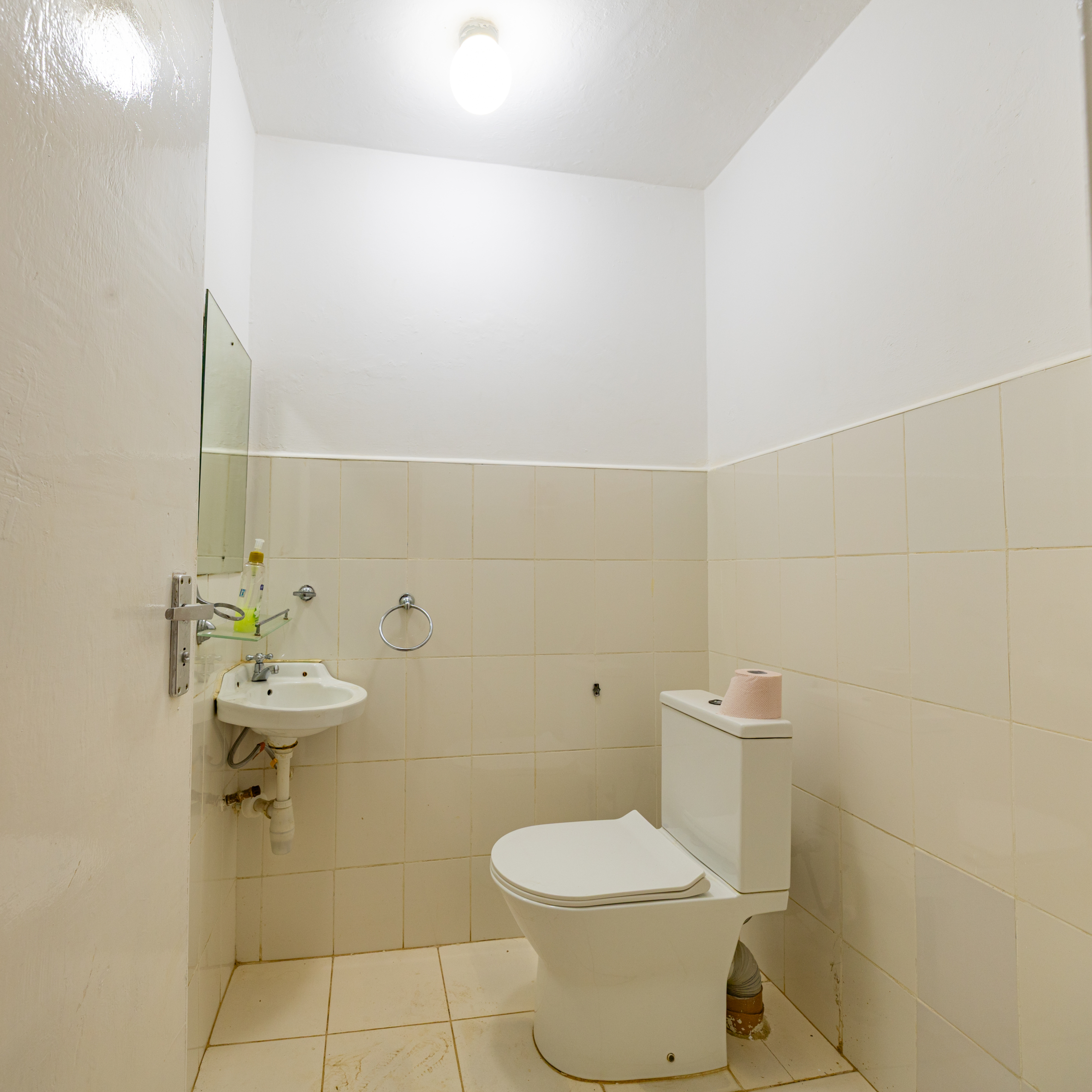 Oloitoktok Court Townhouse Guest Bathroom