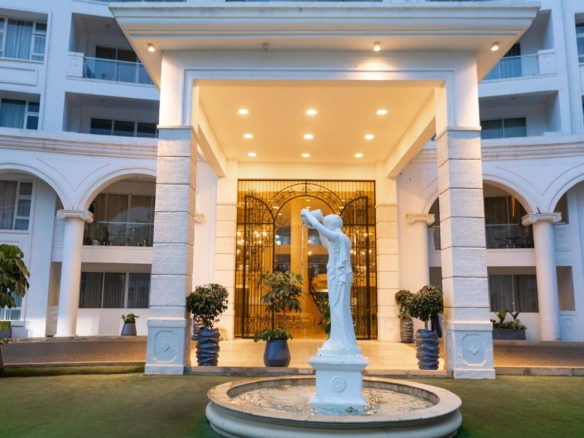 Serviced 2 bedroom apartment for rent in Parklands with elegant building entrance and fountain