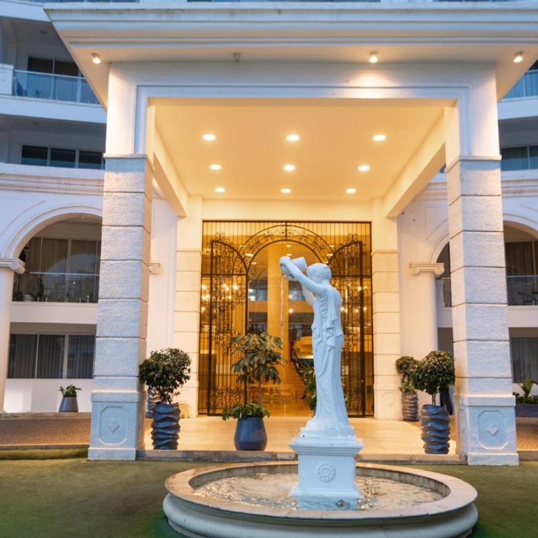 Serviced 2 bedroom apartment for rent in Parklands with elegant building entrance and fountain