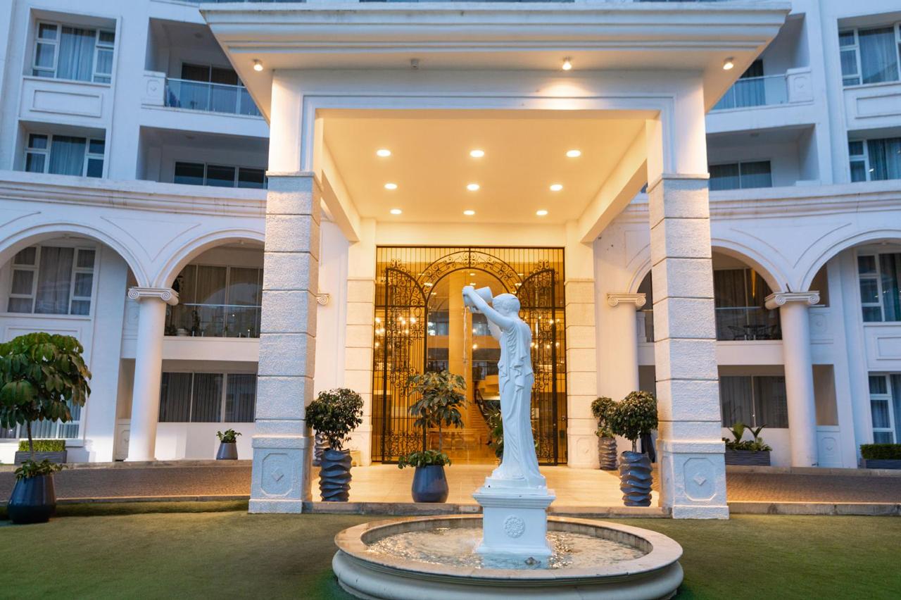 Serviced 2 bedroom apartment for rent in Parklands with elegant building entrance and fountain