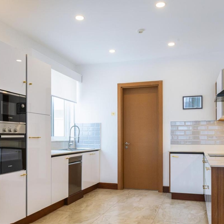 Modern fitted kitchen with built-in Bosch appliances in a serviced 2 bedroom Parklands apartment