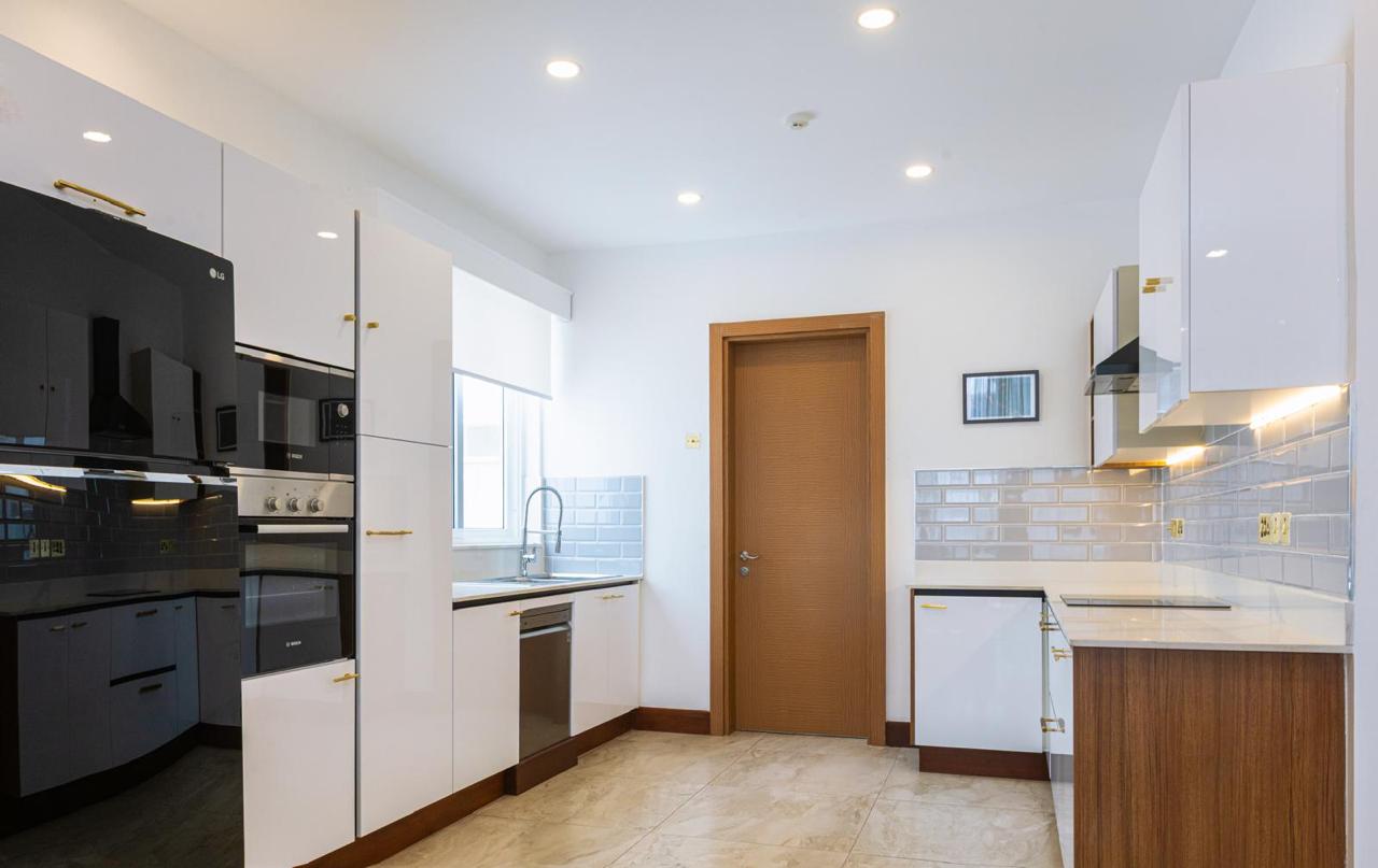 Modern fitted kitchen with built-in Bosch appliances in a serviced 2 bedroom Parklands apartment