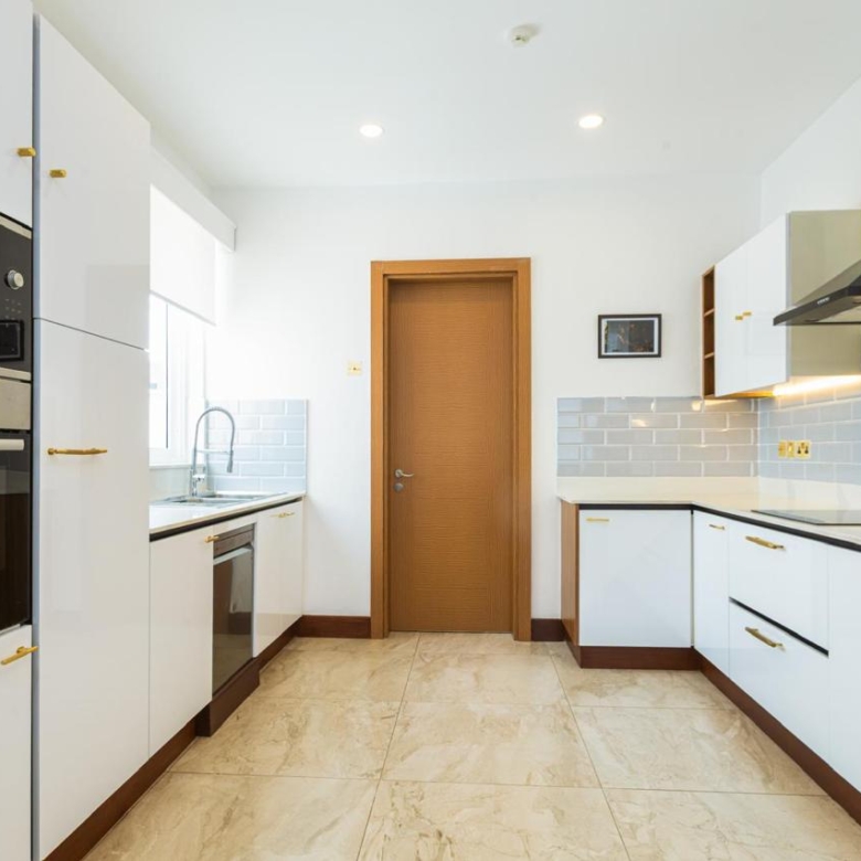 Serviced 2 bedroom apartment for rent in Parklands with modern fitted kitchen