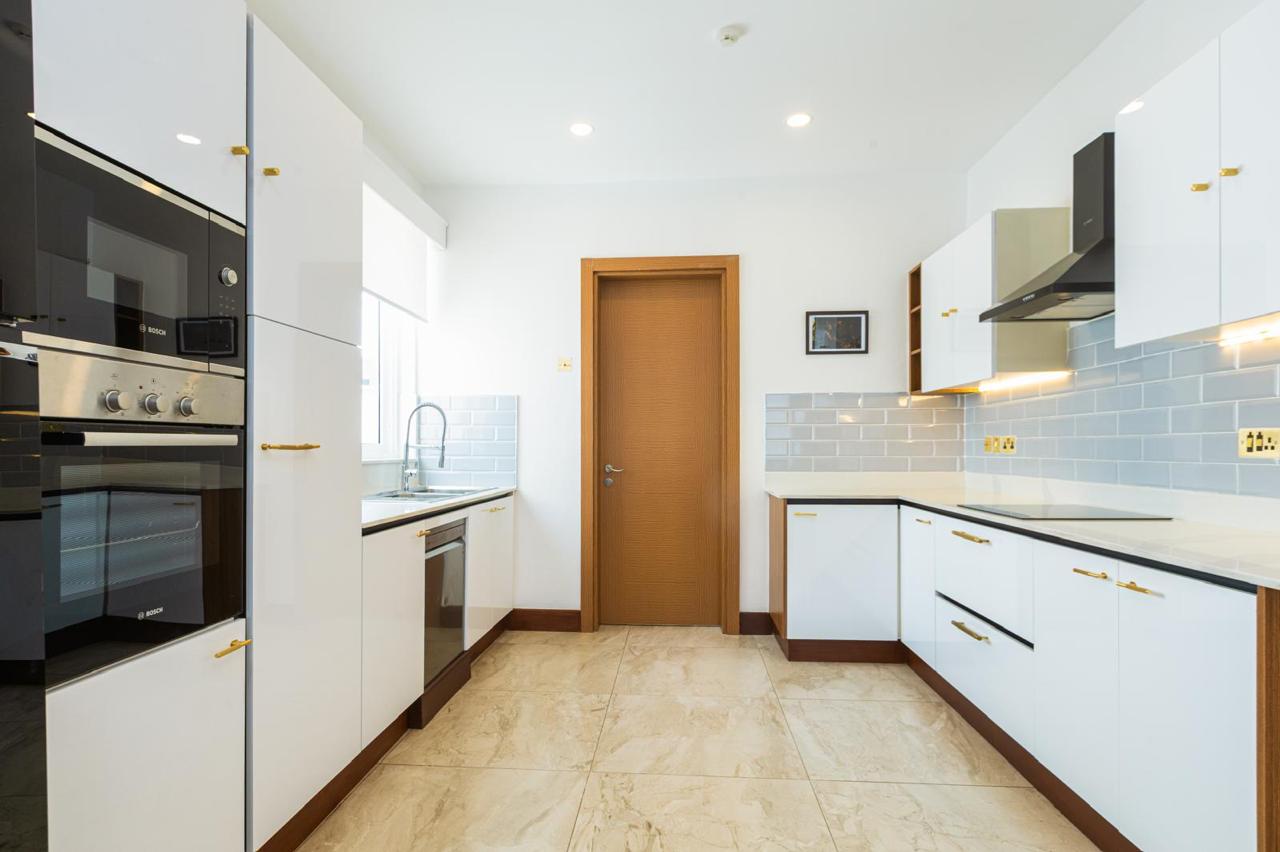Serviced 2 bedroom apartment for rent in Parklands with modern fitted kitchen